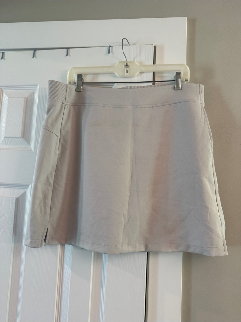 BE COOL Light Gray/Taupe Performance Skort
